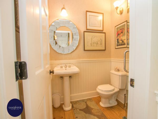 Cape Cod Home 994880