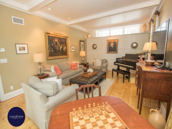 Cape Cod Home 994880