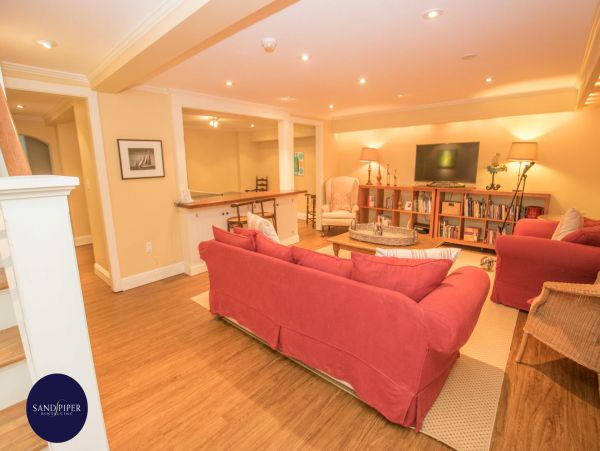 Cape Cod Home 994880