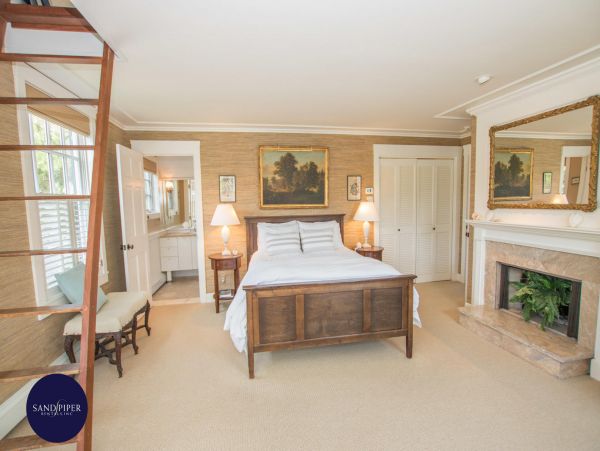 Cape Cod Home 994880