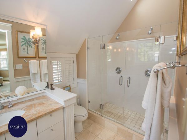 Cape Cod Home 994880