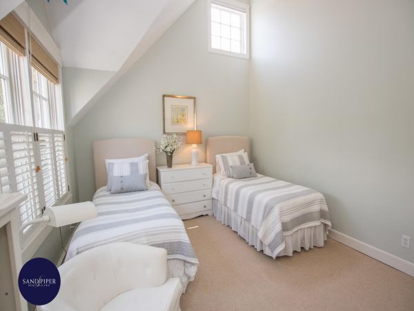 Cape Cod Home 994880