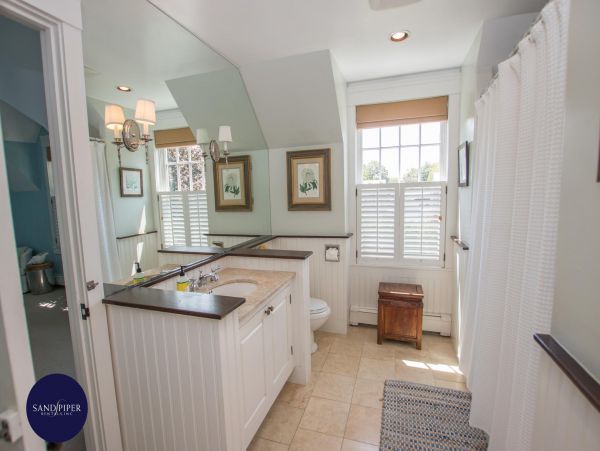 Cape Cod Home 994880