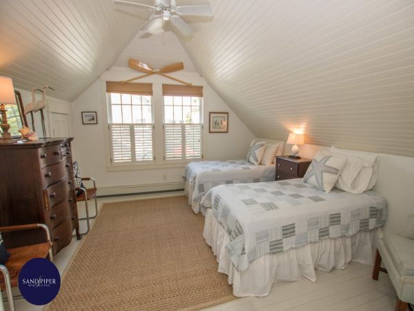Cape Cod Home 994880