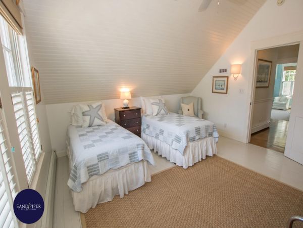 Cape Cod Home 994880
