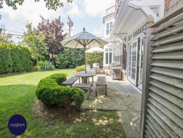 Cape Cod Home 994880