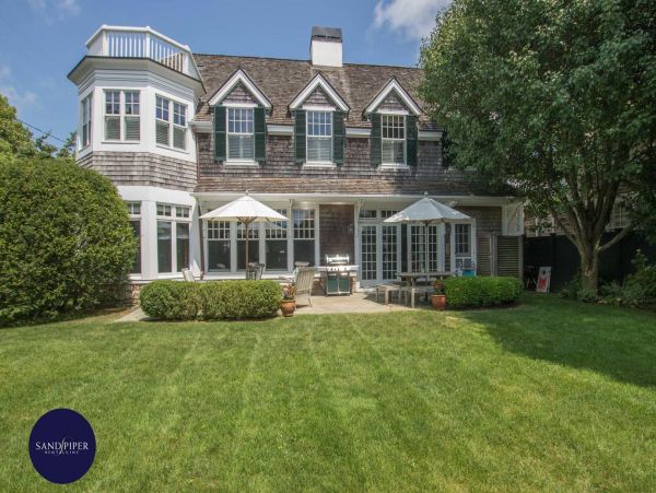 Cape Cod Home 994880