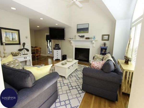 Cape Cod Home 994881