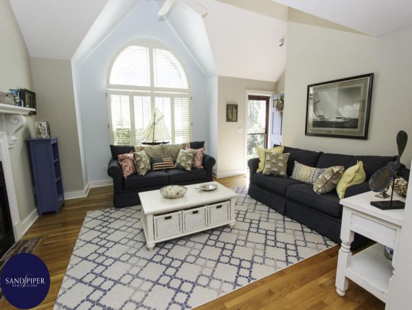 Cape Cod Home 994881