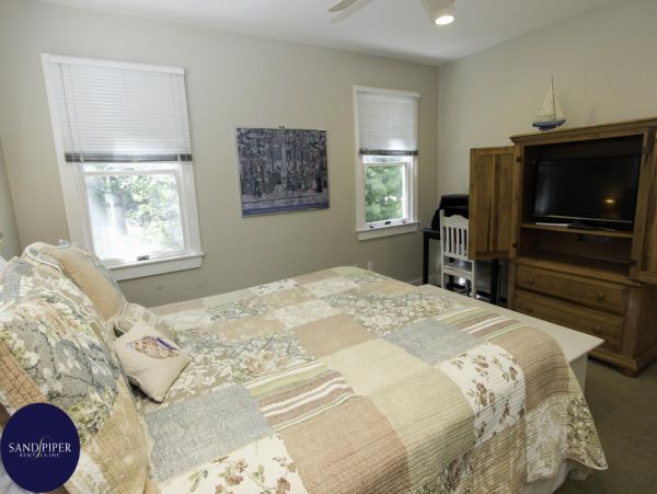 Cape Cod Home 994881