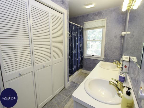 Cape Cod Home 994881