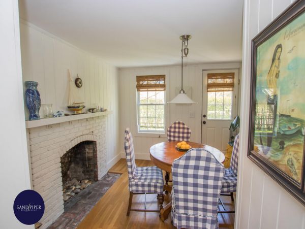 Cape Cod Home 994883