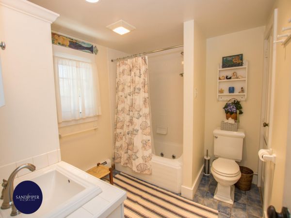 Cape Cod Home 994883