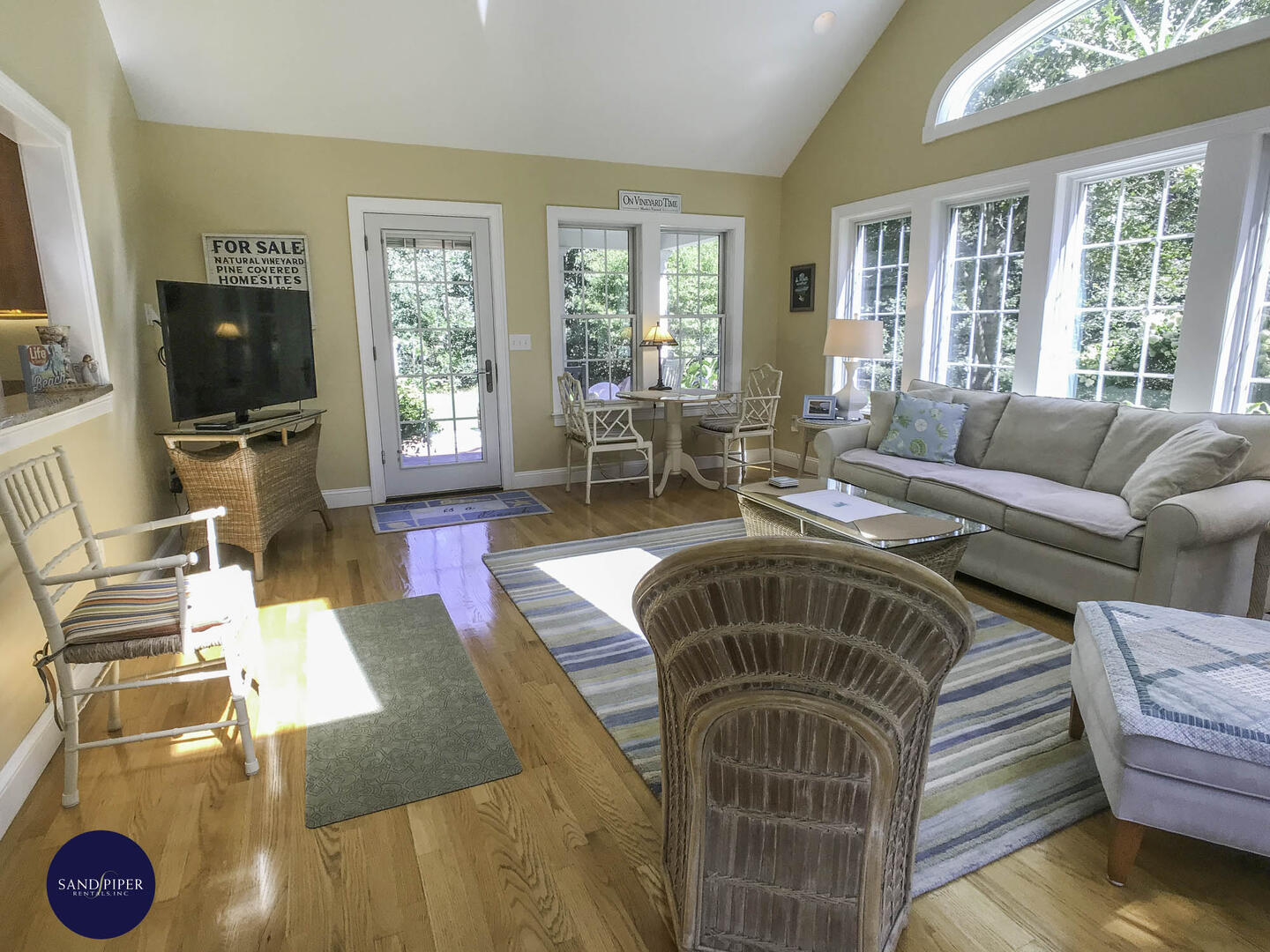 Cape Cod Home 994885