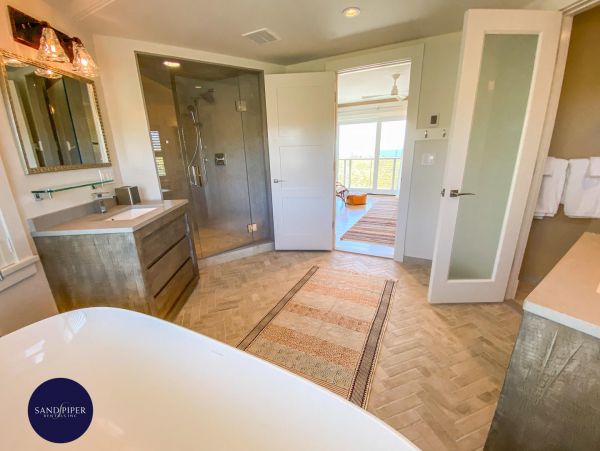 Cape Cod Home 994886