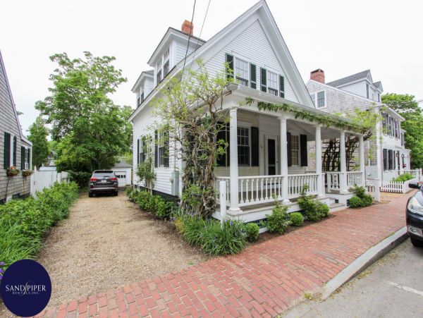 Cape Cod Home 994889