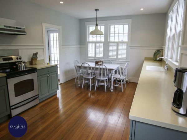 Cape Cod Home 994889
