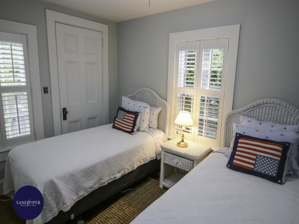 Cape Cod Home 994889