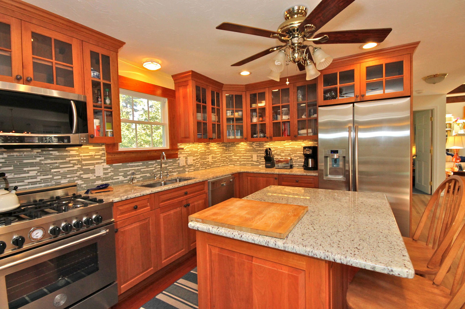 Cape Cod Home 994890