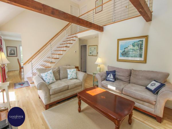 Cape Cod Home 994890