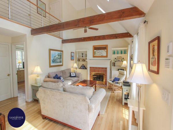Cape Cod Home 994890