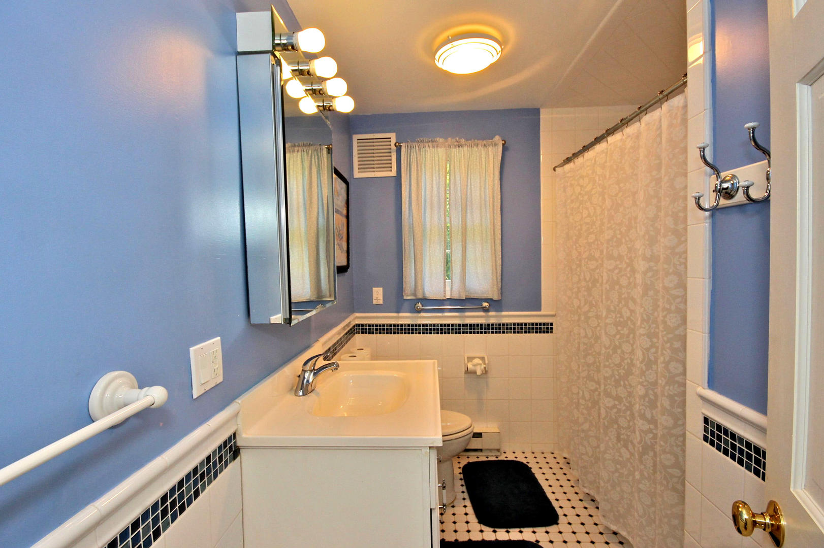 Cape Cod Home 994890