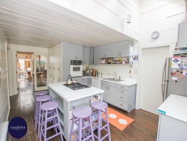 Cape Cod Home 994895