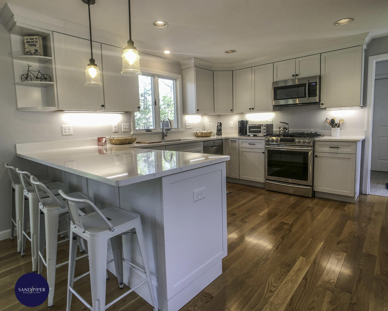 Cape Cod Home 994899