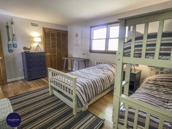 Cape Cod Home 994899