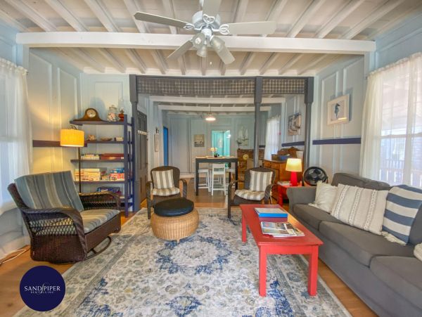 Cape Cod Home 994916