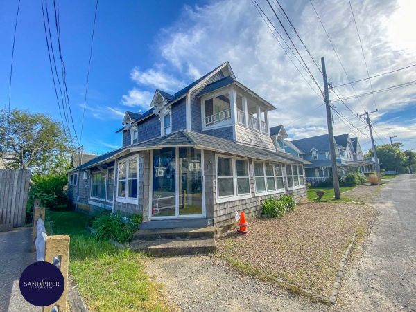 Cape Cod Home 994916