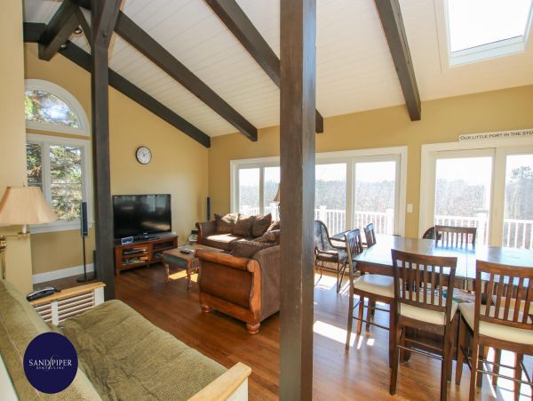 Cape Cod Home 994917