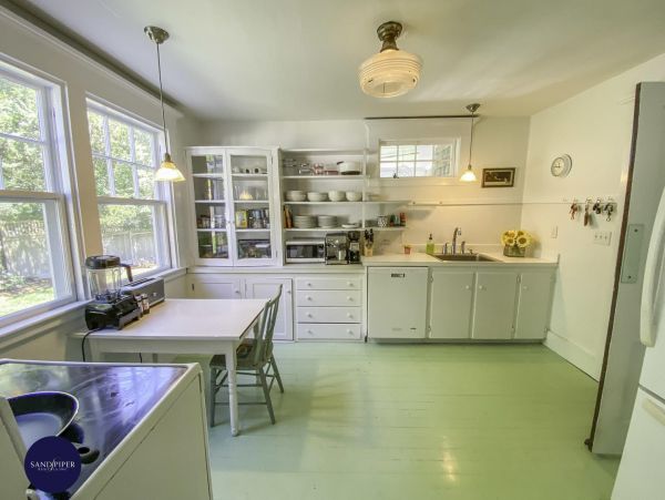 Cape Cod Home 994919