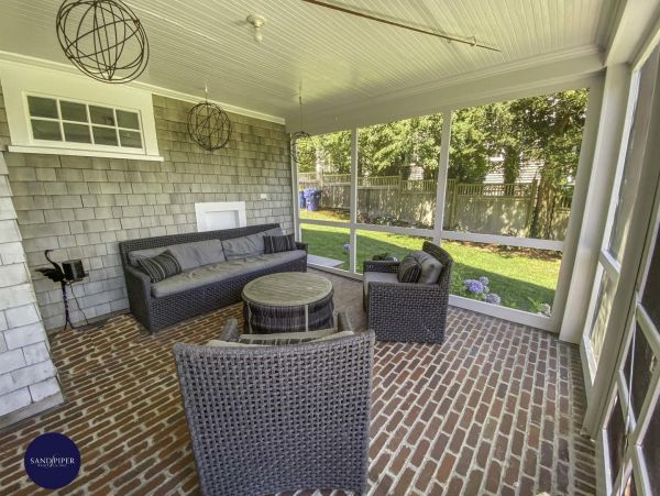 Cape Cod Home 994919