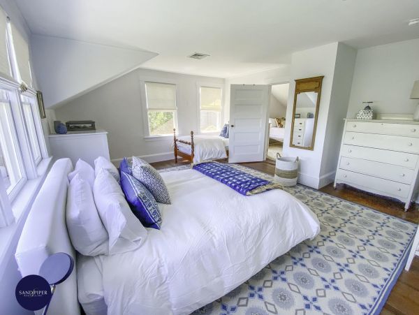 Cape Cod Home 994919