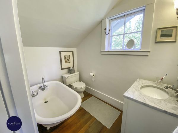 Cape Cod Home 994919