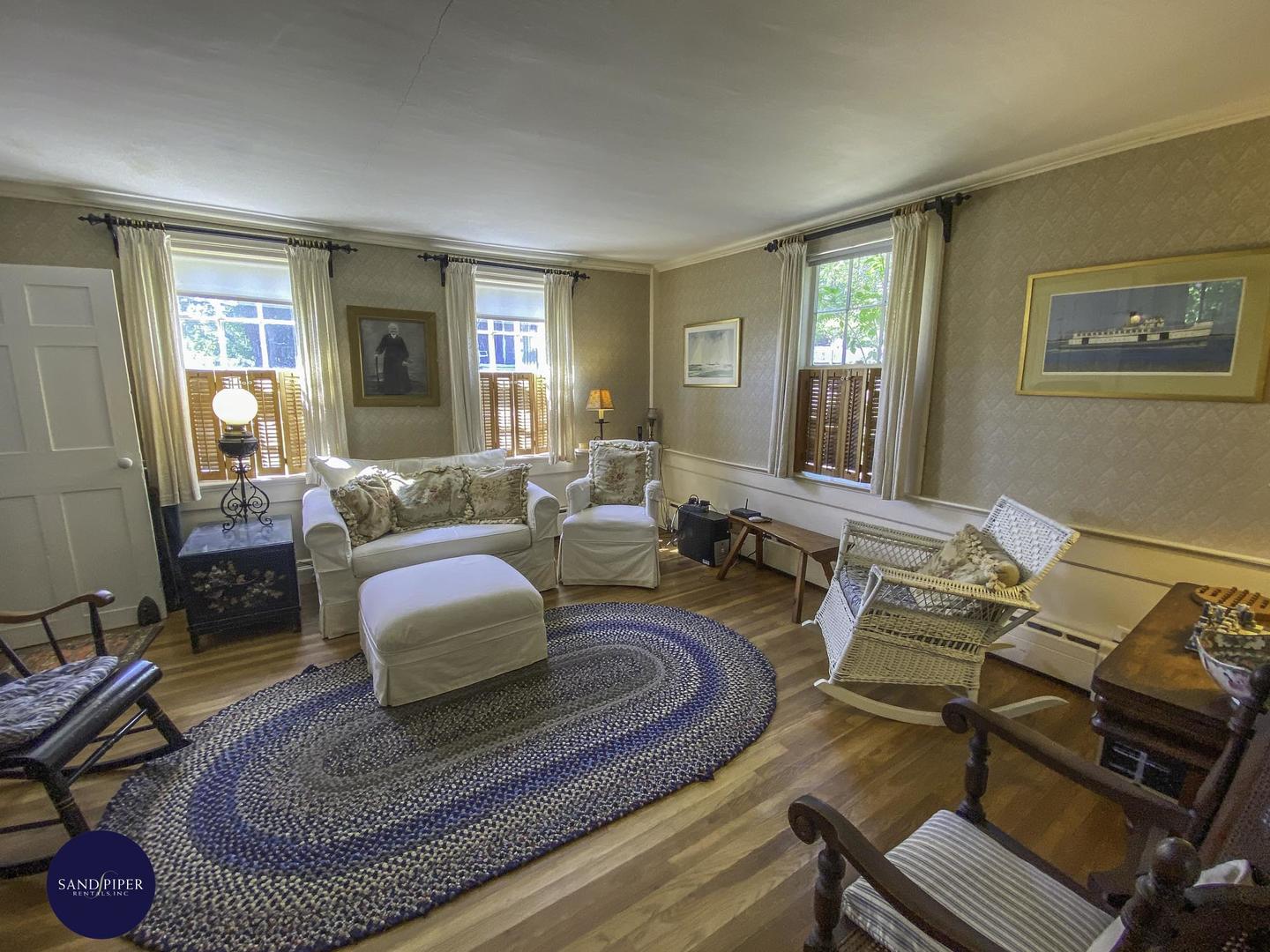 Cape Cod Home 994925