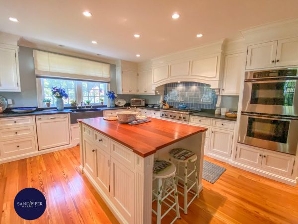 Cape Cod Home 994929