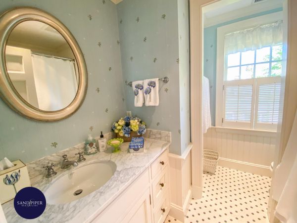 Cape Cod Home 994929
