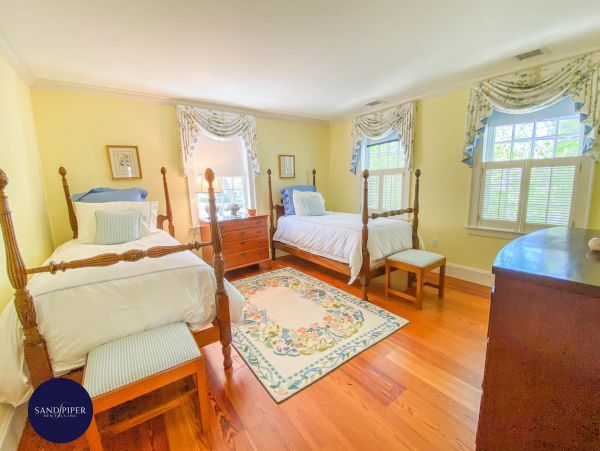 Cape Cod Home 994929