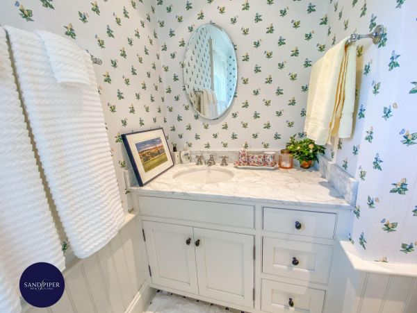Cape Cod Home 994929