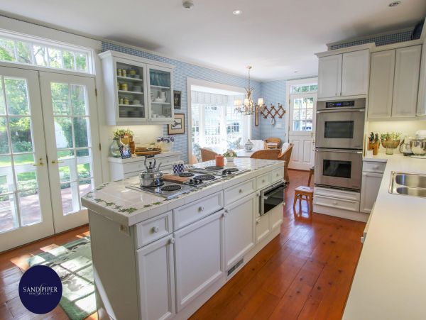 Cape Cod Home 994930