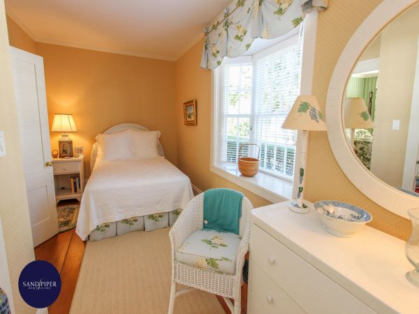 Cape Cod Home 994930