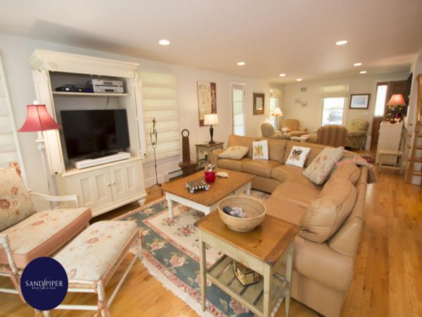 Cape Cod Home 994935