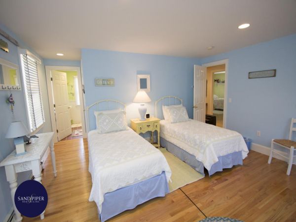 Cape Cod Home 994935