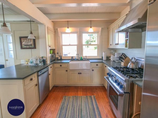 Cape Cod Home 994944