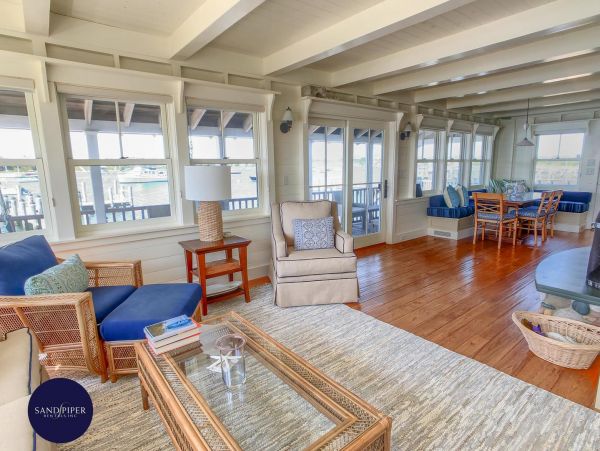 Cape Cod Home 994944