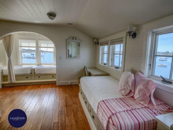 Cape Cod Home 994944