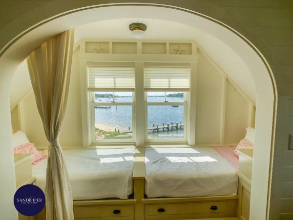 Cape Cod Home 994944
