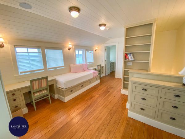 Cape Cod Home 994944